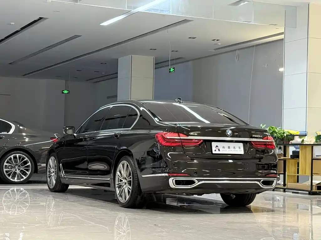 BMW 7 Series 2018 — фото 14