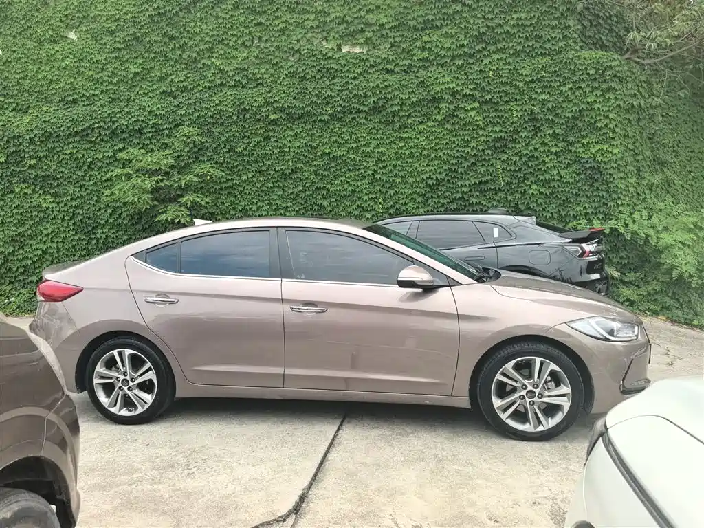Hyundai Elantra 2018 — фото 10