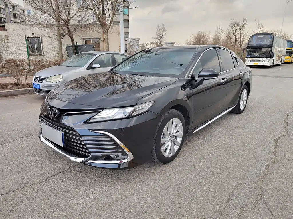 Toyota Camry 2023 — фото 1