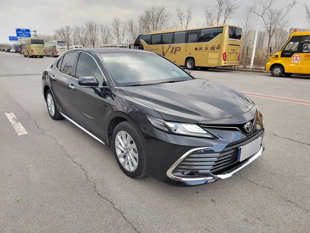 Toyota Camry 2023 — фото 2
