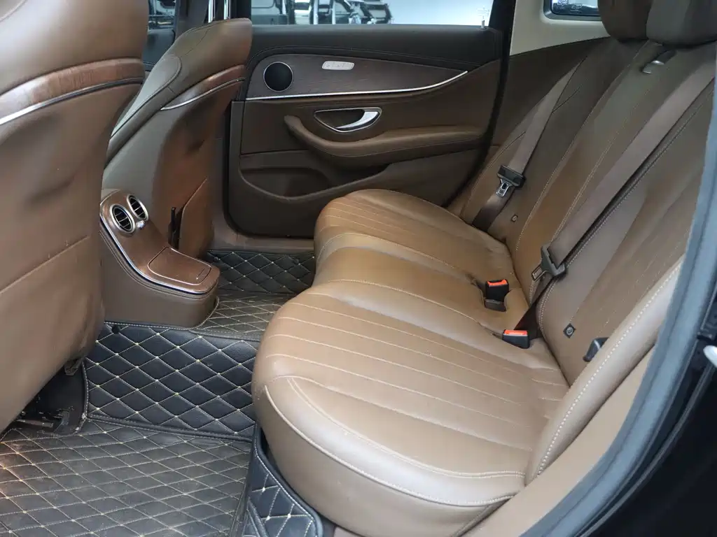 Mercedes-Benz E-Class 2023 — фото 12