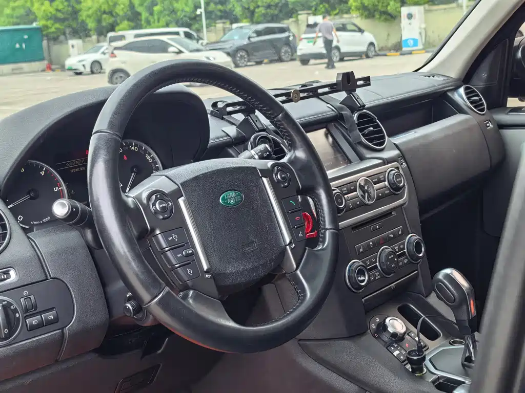 Land Rover Discovery 2012 — фото 11
