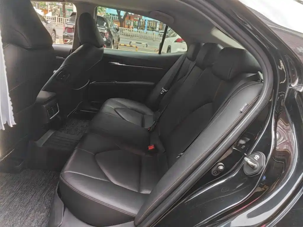 Toyota Camry 2023 — фото 17
