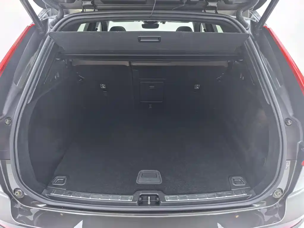 Volvo XC60 2022 — фото 24