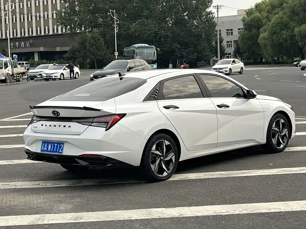 Hyundai Elantra 2022 — фото 6