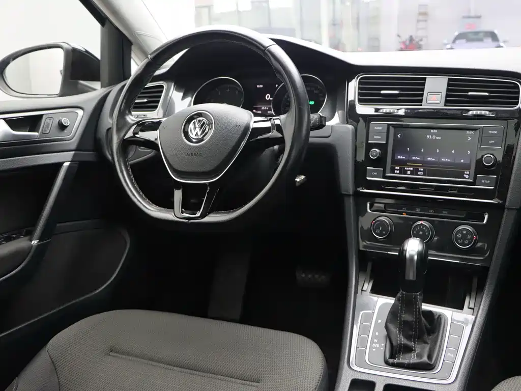 Volkswagen Golf 2017 — фото 19