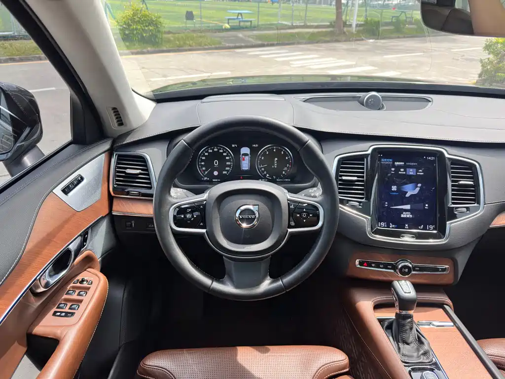 Volvo XC90 2018 — фото 13
