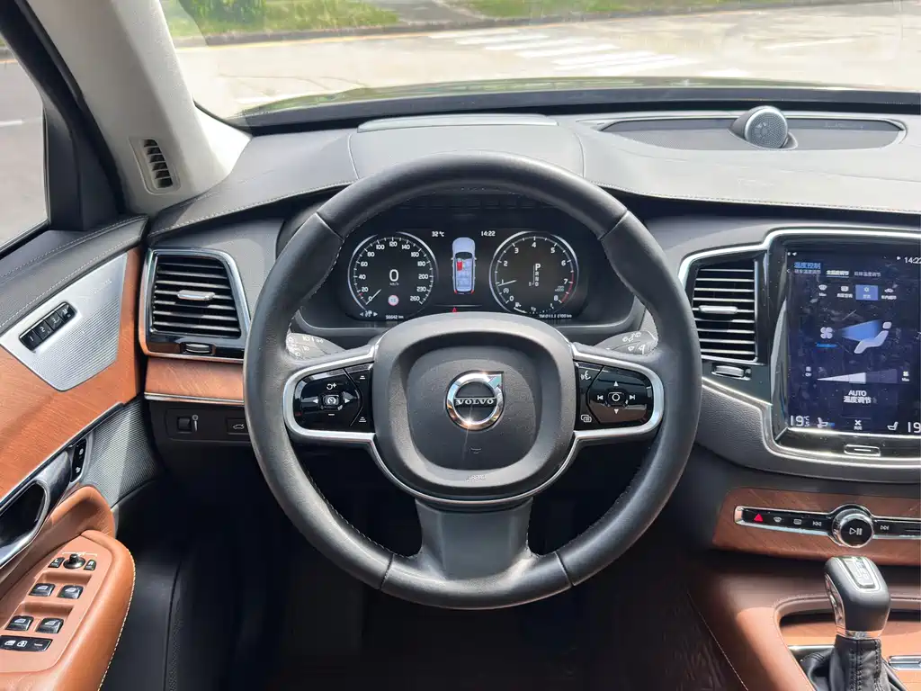 Volvo XC90 2018 — фото 16