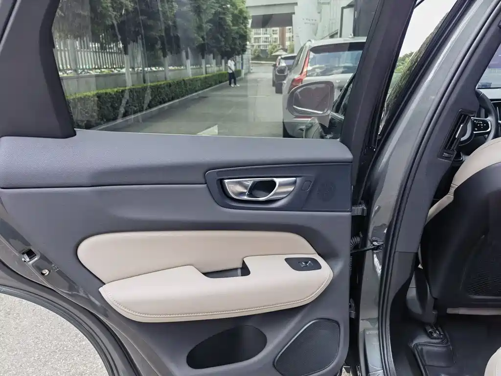 Volvo XC60 2025 — фото 12