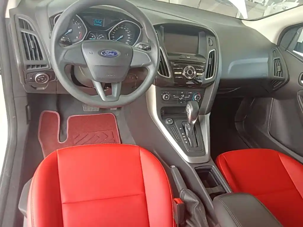 Ford Focus 2018 — фото 10