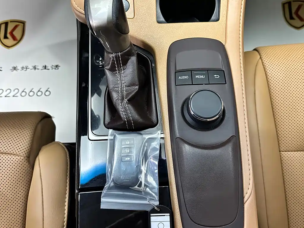 Lexus ES 2018 — фото 15