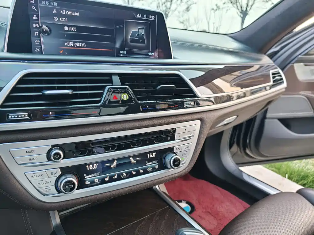 BMW 7 Series 2017 — фото 23