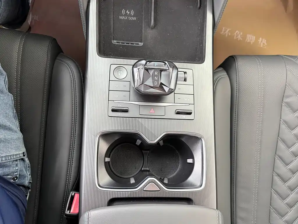 BYD L DM-i 2026 — фото 9