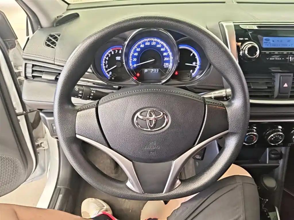 Toyota Yaris L 2017 — фото 11