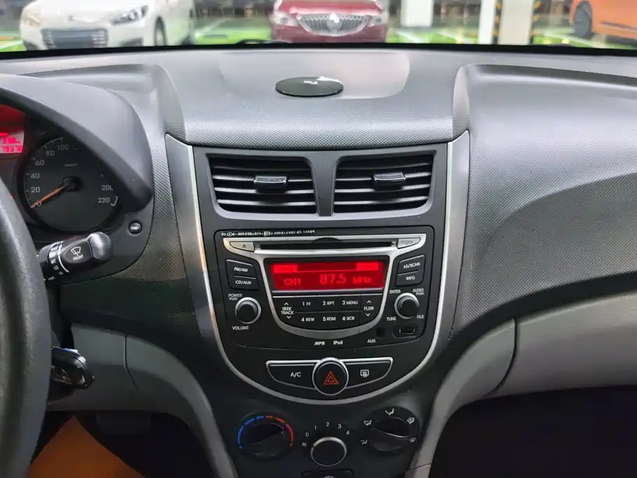 Hyundai Accent 2015 — фото 13