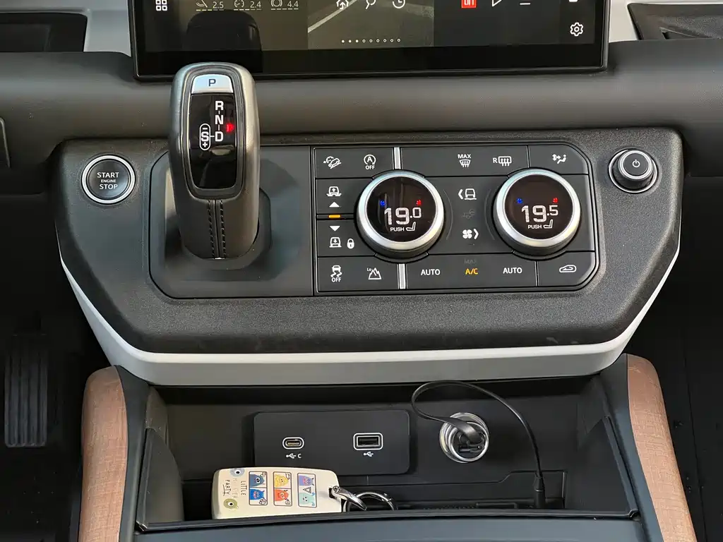 Land Rover Defender 2022 — фото 18
