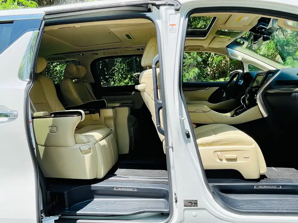Toyota Alphard 2017 — фото 10