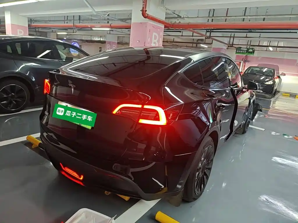 Tesla Model Y 2024