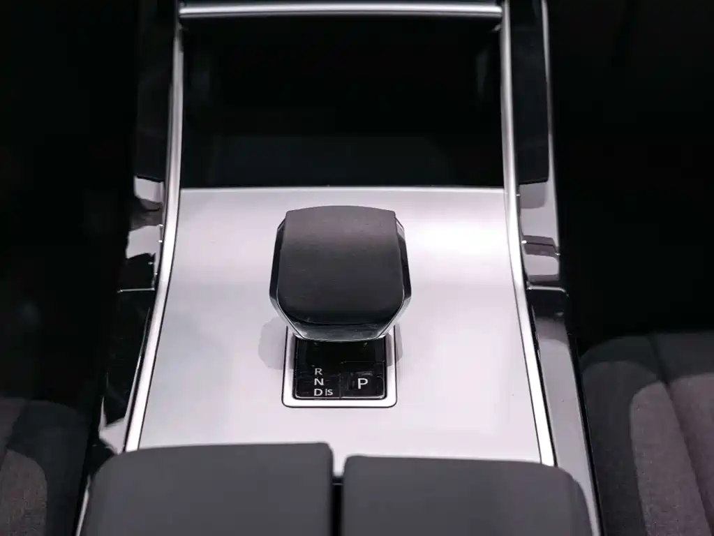 Land Rover Range Rover Velar 2024 — фото 18
