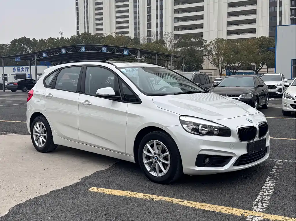 BMW 2 Series Station Wagon 2017 — фото 3