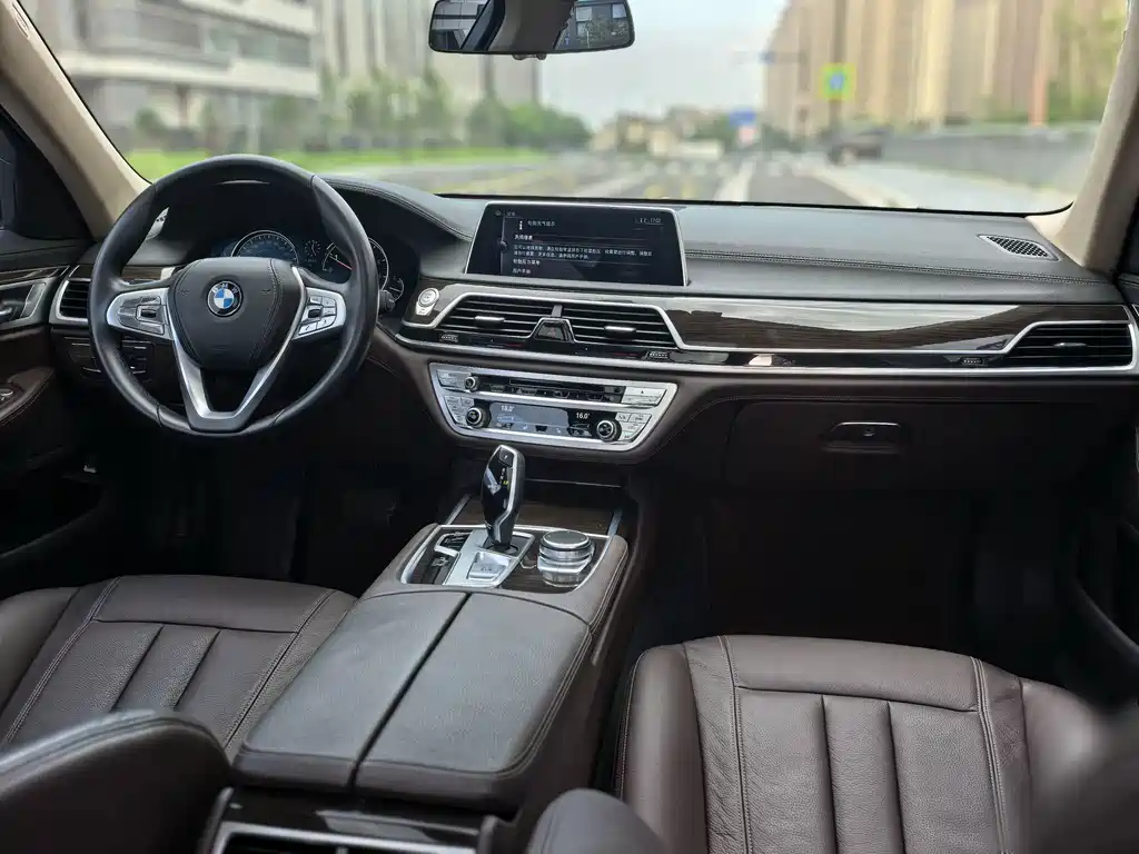 BMW 7 Series 2017 — фото 10