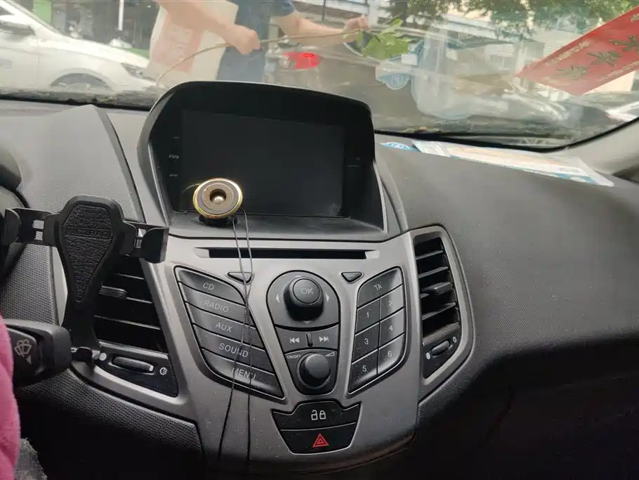 Ford Fiesta 2015 — фото 13