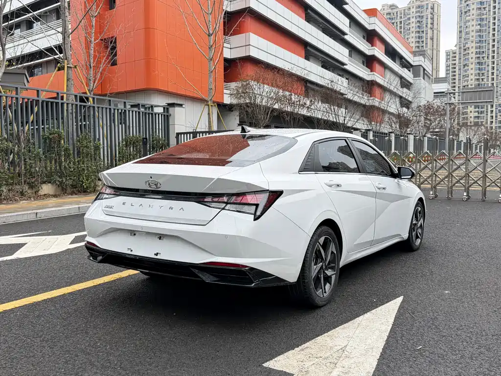 Hyundai Elantra 2023 — фото 6