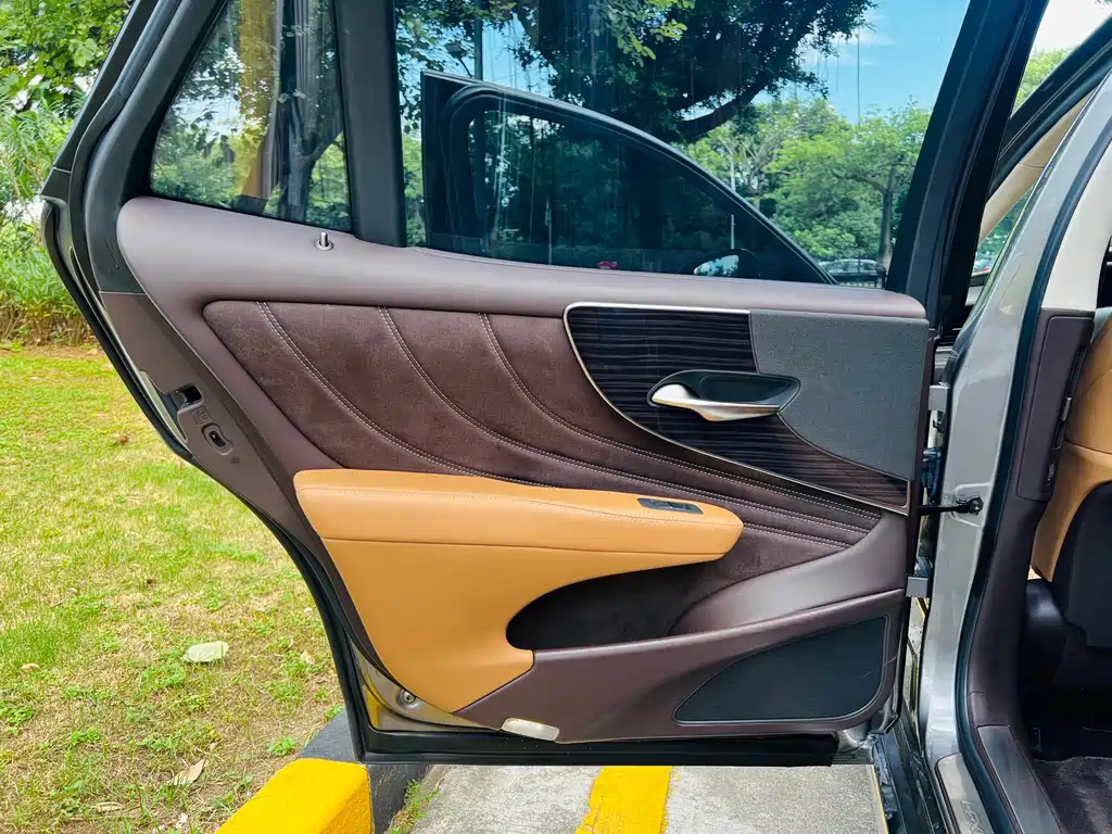 Lexus LS 2020 — фото 12