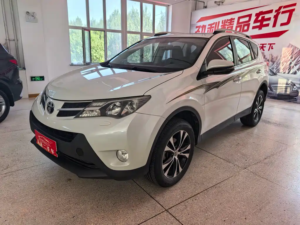 Toyota RAV4 2015 — фото 1