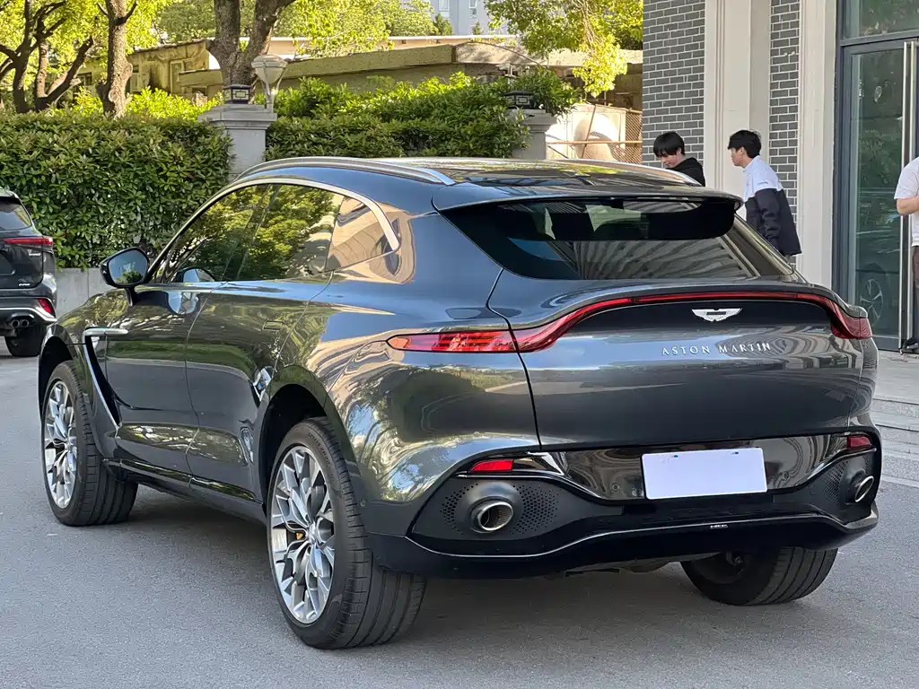 Aston Martin DBX 2024
