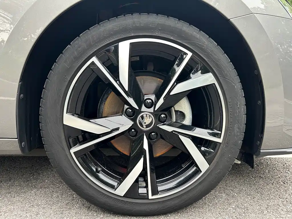Skoda Octavia 2023 — фото 26