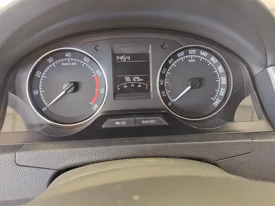 Skoda Rapid Spaceback 2014 — фото 14