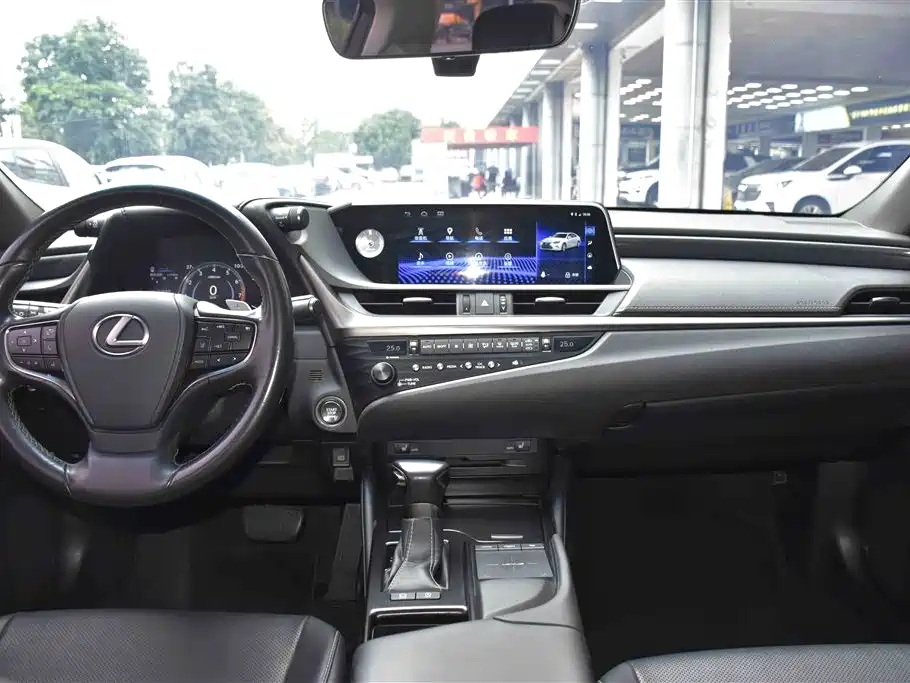 Lexus ES 2019 — фото 10
