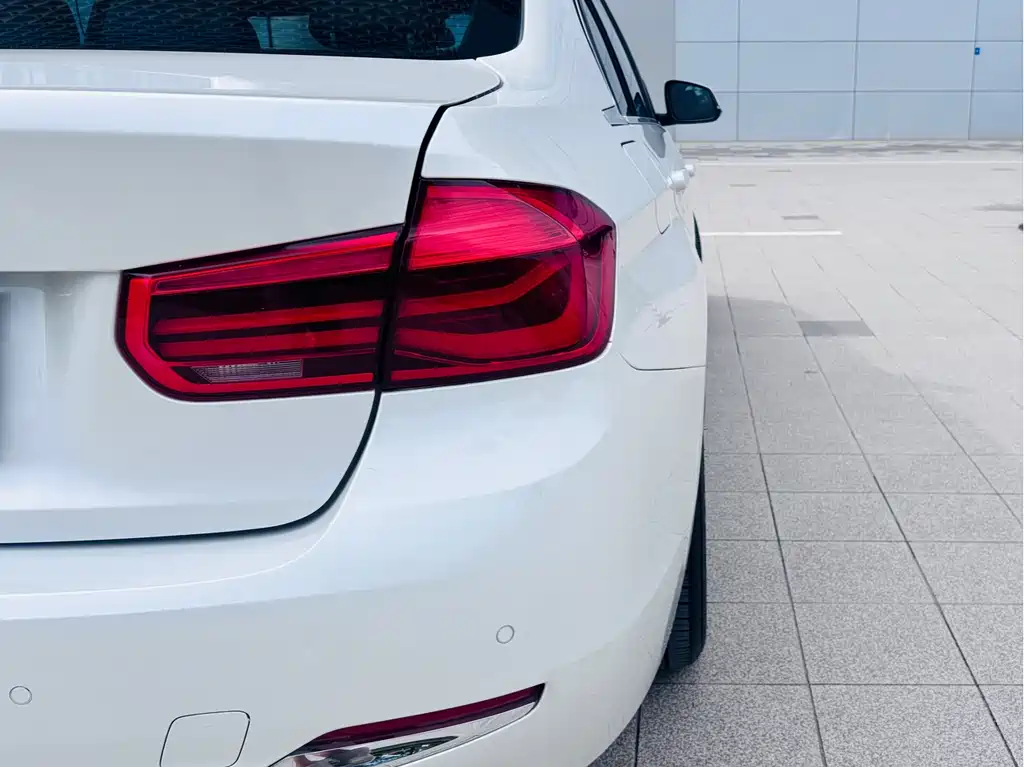 BMW 3 Series 2017 — фото 10