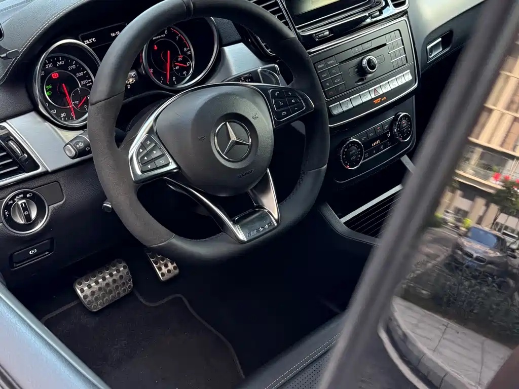 Mercedes-Benz GLE AMG 2016 — фото 13