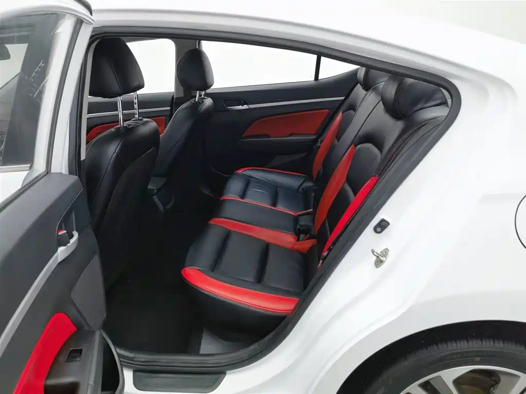 Hyundai Elantra 2017 — фото 15