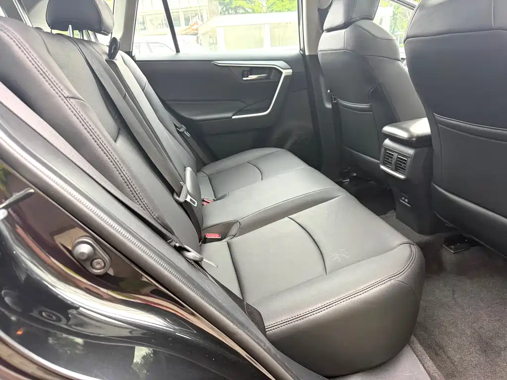 Toyota RAV4 2022 — фото 13