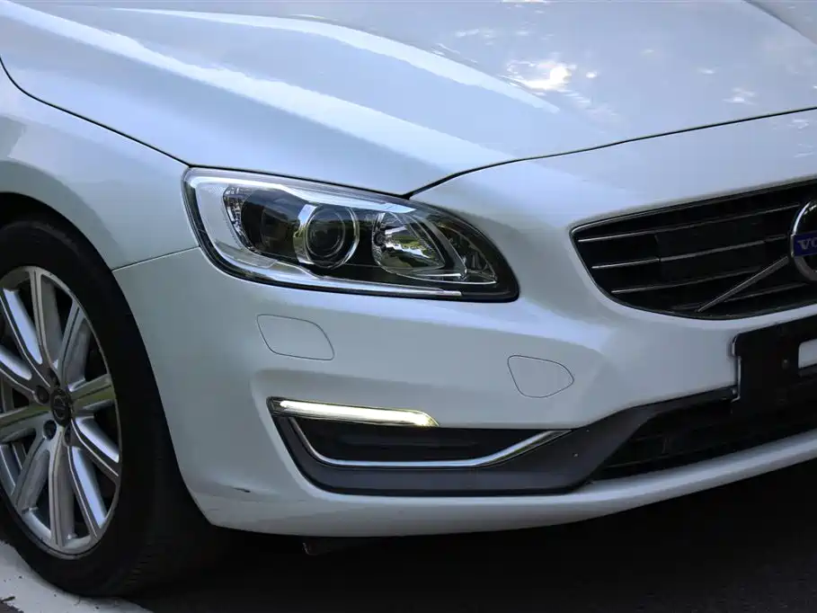 Volvo S60 Plug-In Hybrid 2015 — фото 17