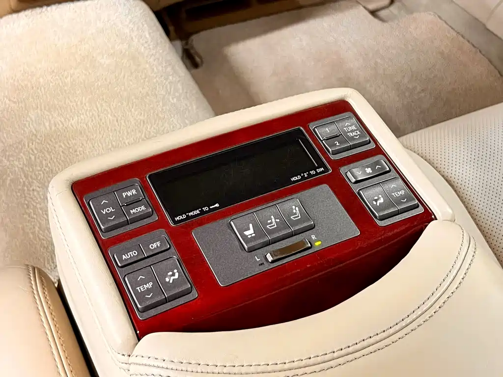 Lexus LS 2010 — фото 12