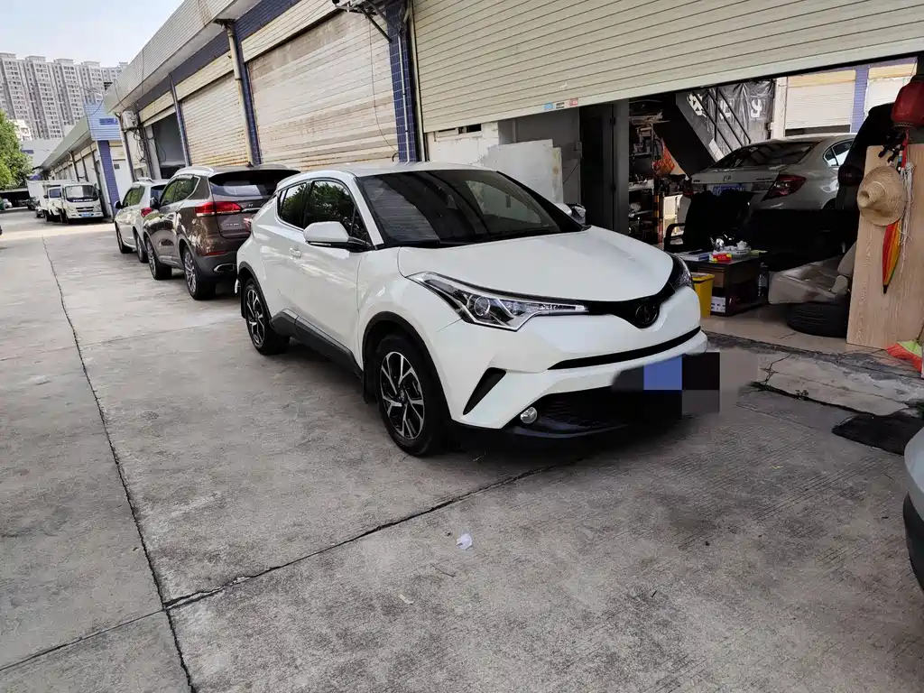 Toyota C-HR 2019 — фото 1