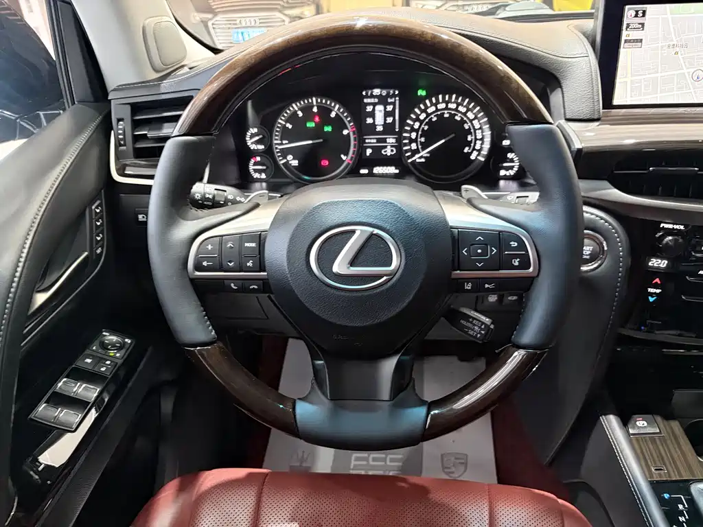 Lexus LX 2017 — фото 12