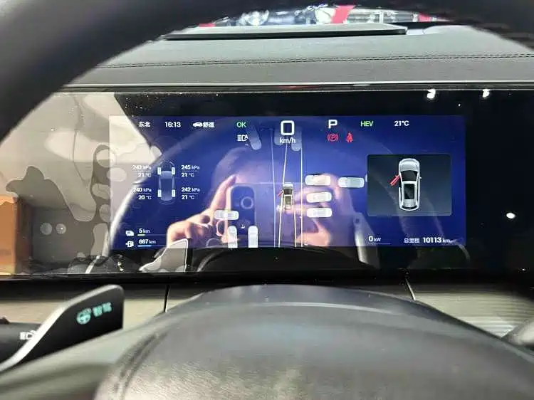 BYD L DM-i 2025 — фото 10
