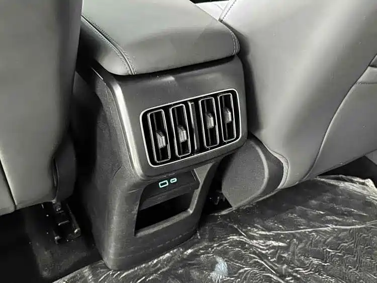 BYD L DM-i 2025 — фото 17