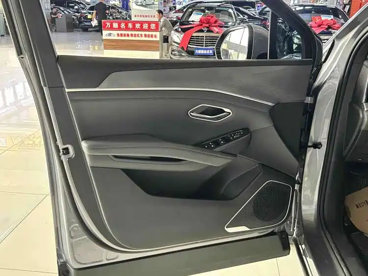 BYD L DM-i 2025 — фото 9
