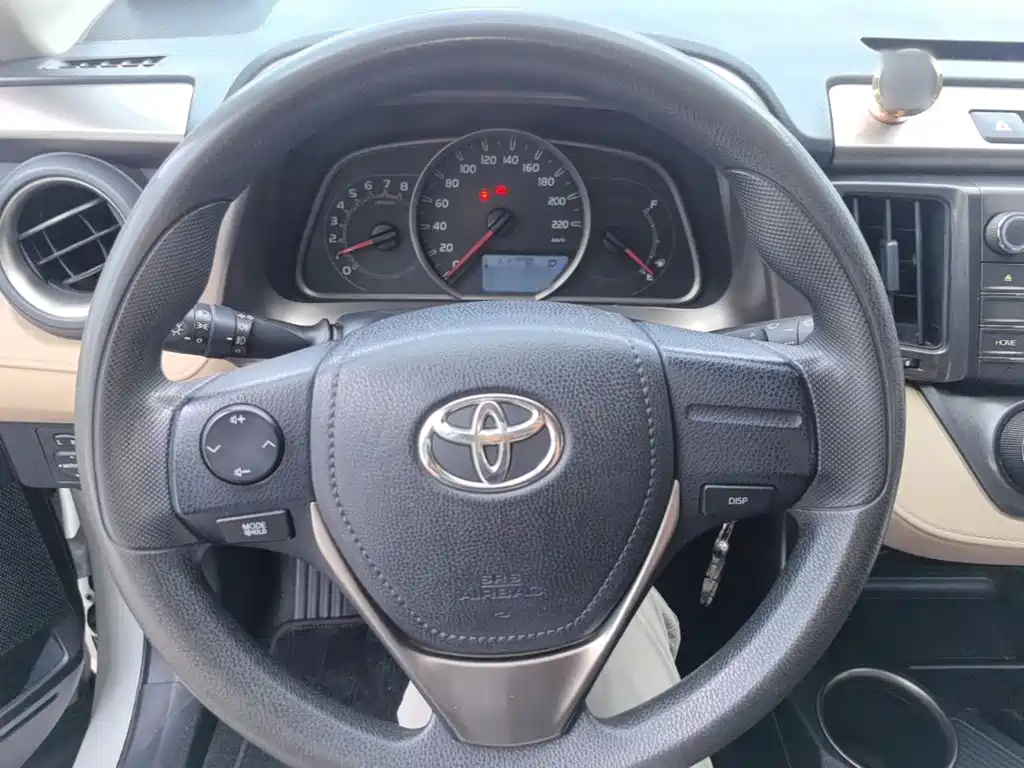Toyota RAV4 2015 — фото 11