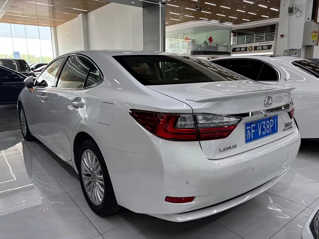 Lexus ES 2017 — фото 3