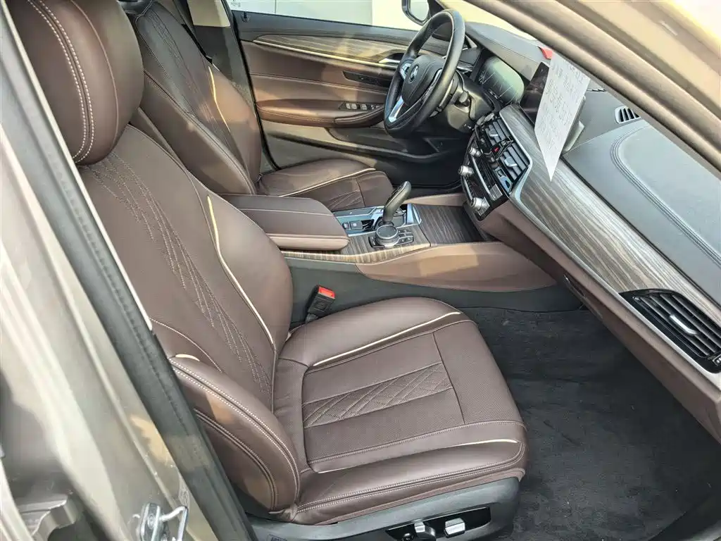 BMW 5 Series 2019 — фото 13
