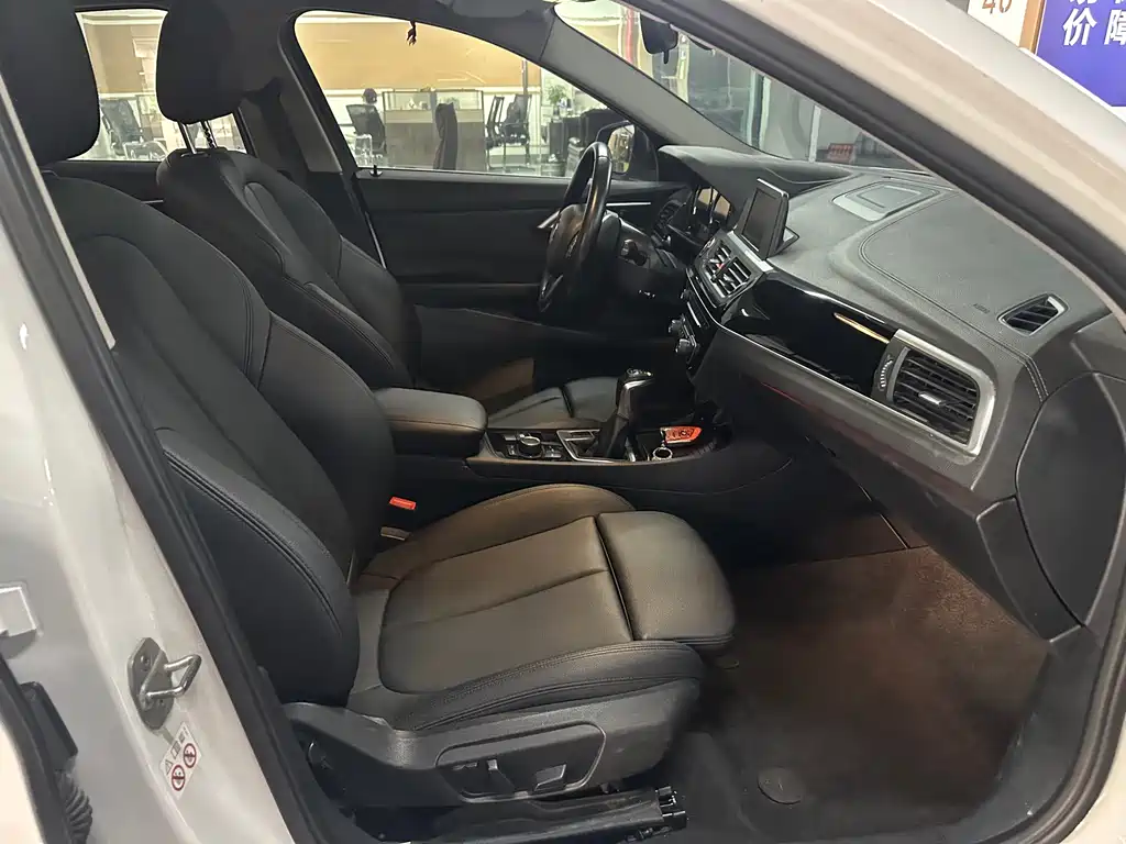 BMW 1 Series 2018 — фото 10