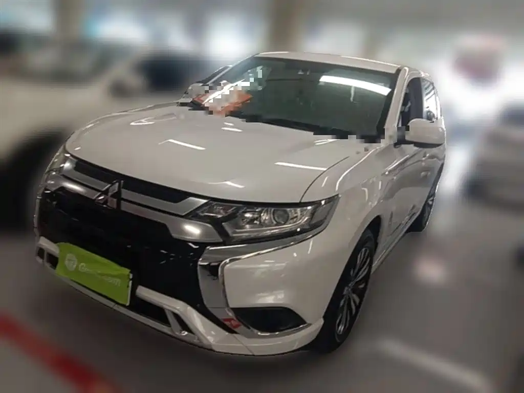 Mitsubishi Outlander 2021 — фото 1