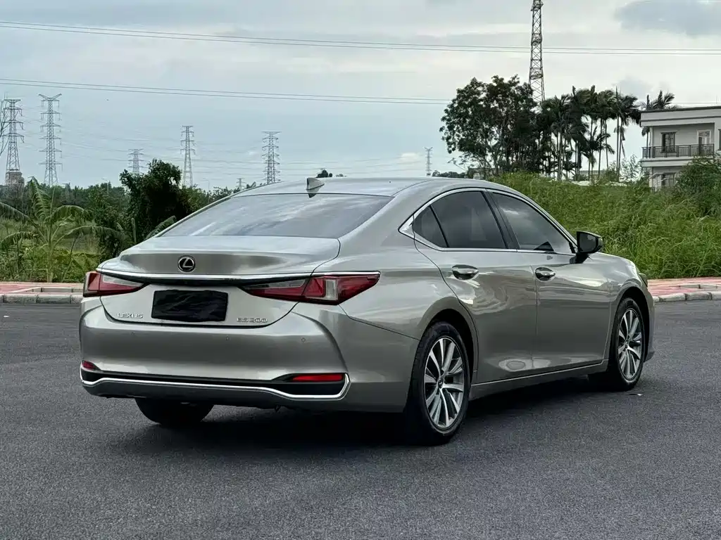 Lexus ES 2018 — фото 9